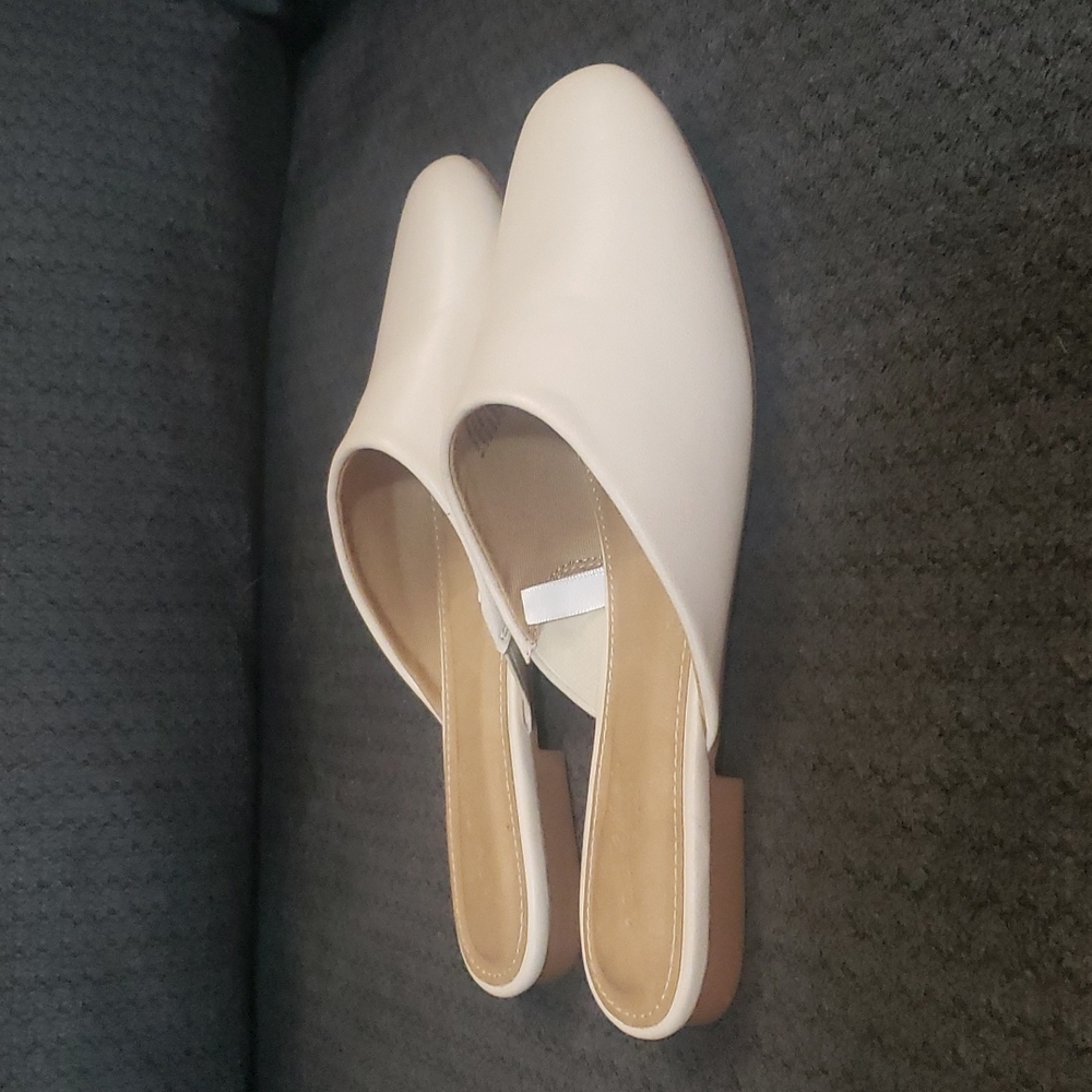 NWOT Universal Thread slip on flats nude size 6